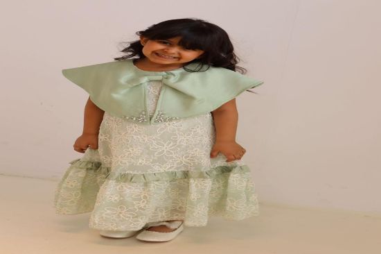 صورة فستان أخظر فاتح على الاكتاف ونقش على باقي الفستان الانيق